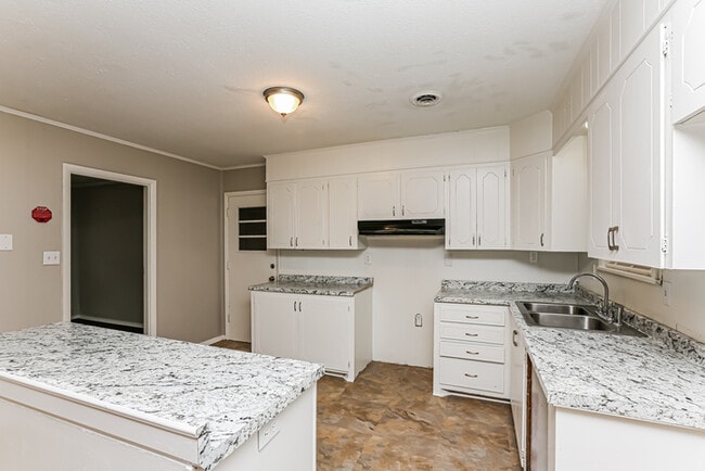 Building Photo - 258 Melrose Dr