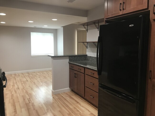 Foto del edificio - PATIO LEVEL CONDO COMPLETELY RENOVATED WIT...