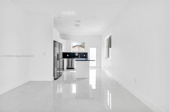 Building Photo - 4 bedroom in Hallandale FL 33009