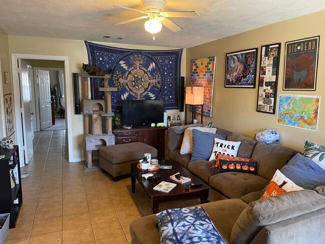 Foto del edificio - AUGUST 2026 PRE-LEASE!  Charming 3 Bed, 2 Bath Duplex in Great Location!