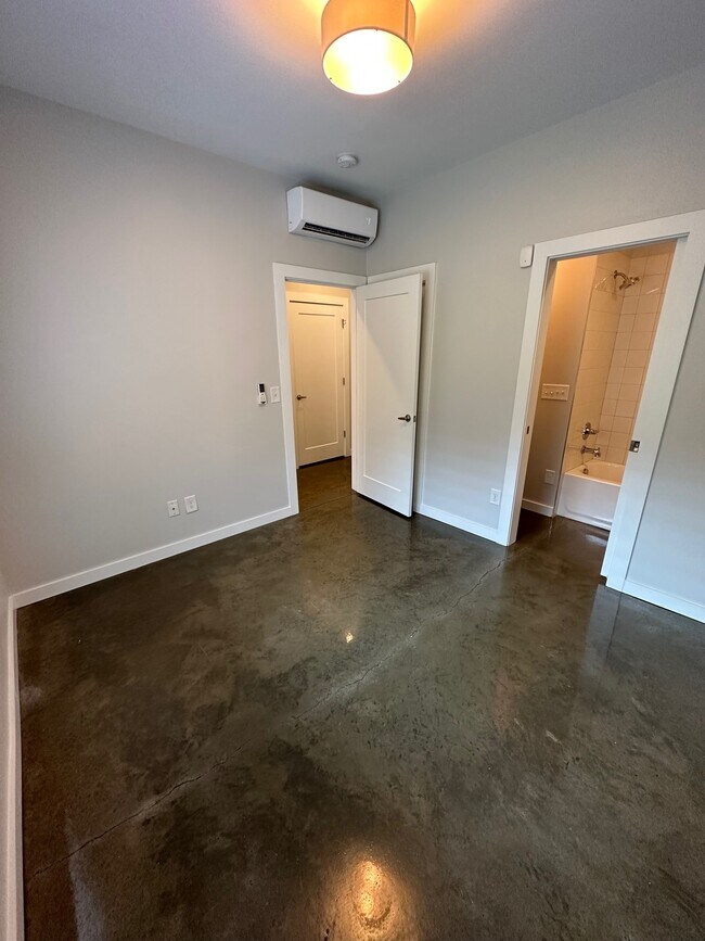 Building Photo - 1035 Chester Ave