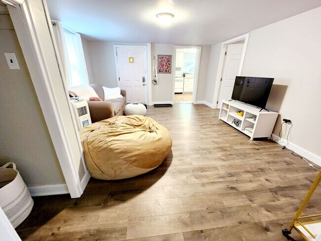 Foto del edificio - 217 McLane Ave