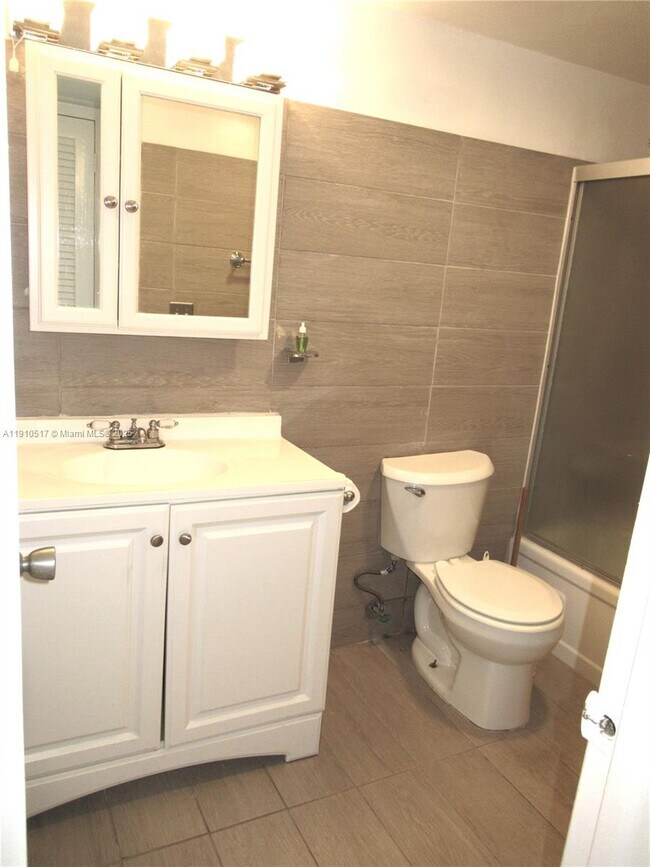 Building Photo - 581 Blue Heron Dr