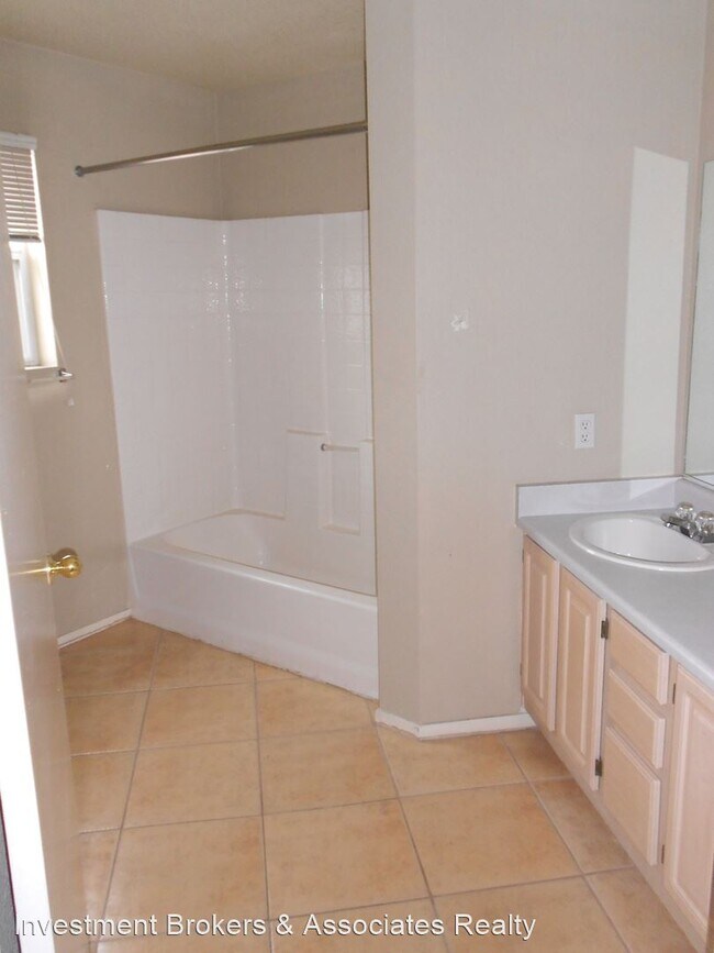 Building Photo - 2 br, 2 bath House - 8400 W. Charleston Bl...
