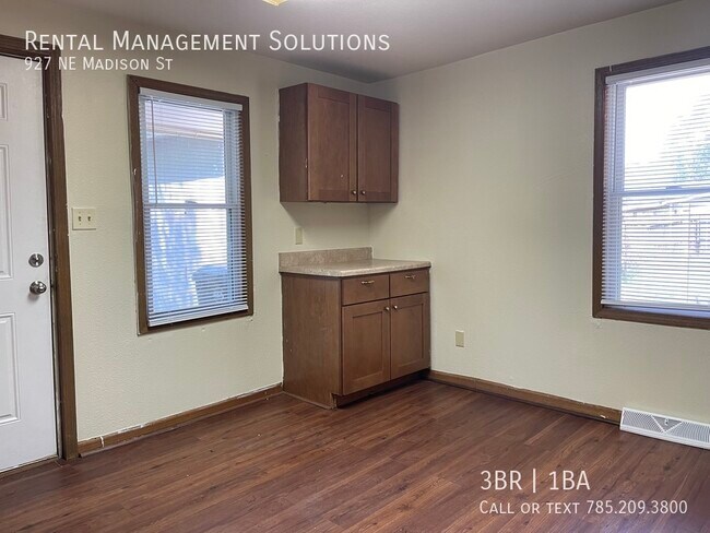 Building Photo - 927 NE Madison St- 3 BED/1 BATH