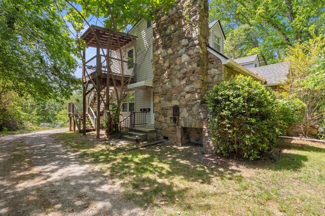 Foto del edificio - West Asheville Apartment - One Bedroom Plus Office