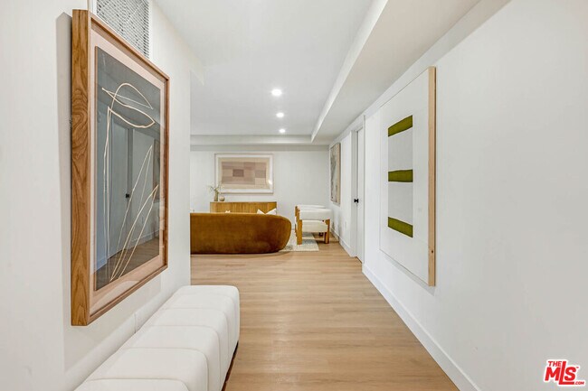 Foto del edificio - 350 N Palm Dr