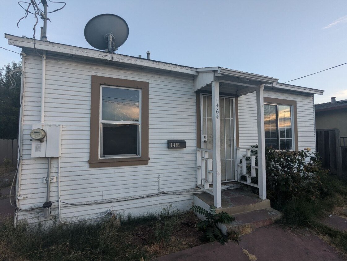 Primary Photo - 1464 Whitton Ave