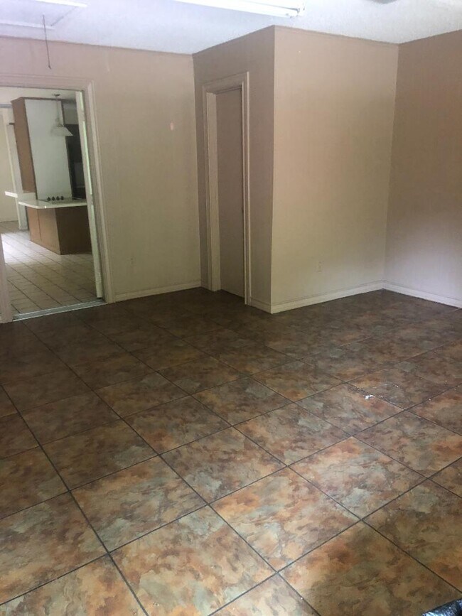 Foto del edificio - 335 Access Rd