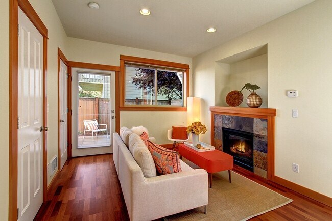 Building Photo - Beacon Hill Townhouse