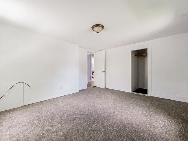 Building Photo - Welcome to this charming 2-bedroom, 1-bath...