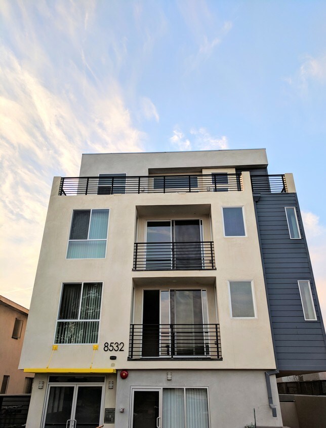 Último piso con balcón - 8532 Cashio St