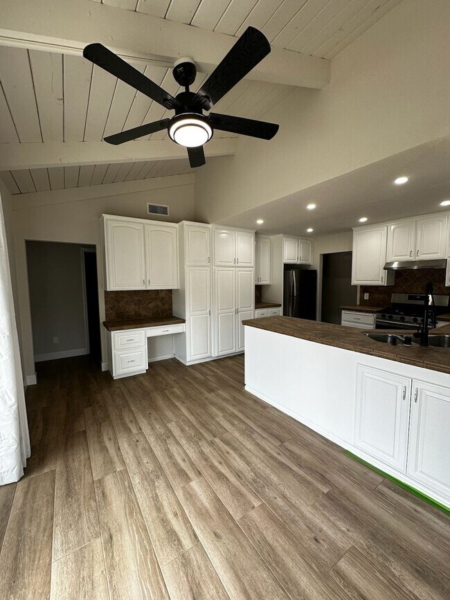Building Photo - Amazing 5-Bedroom Ranch Style Home w/ 3-Ca...