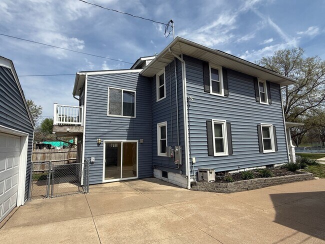 Foto del edificio - For Rent: Spacious 4-Bedroom Home in Moline, IL – $1,750/month