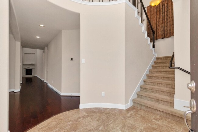 Building Photo - Luxurious House in Sugar Land