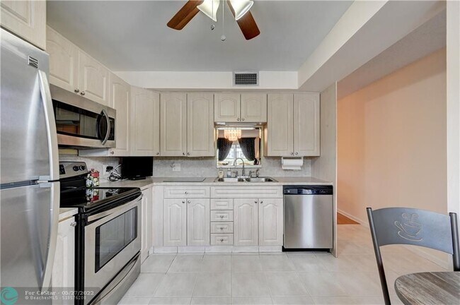 Building Photo - 3004 Portofino Isle