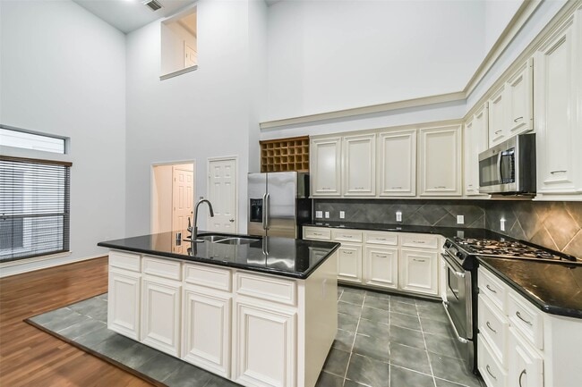 Building Photo - 1241 W 17th St