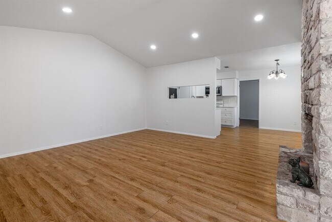 Foto del edificio - 12801 Copper Cliff Ave