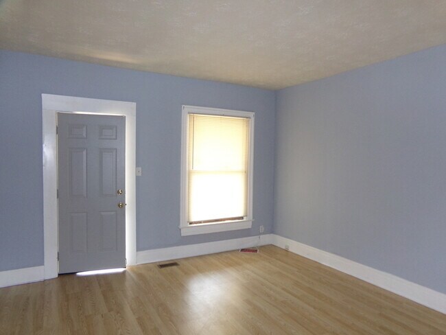 Building Photo - Spacious 3 Bed 1 Bath Double