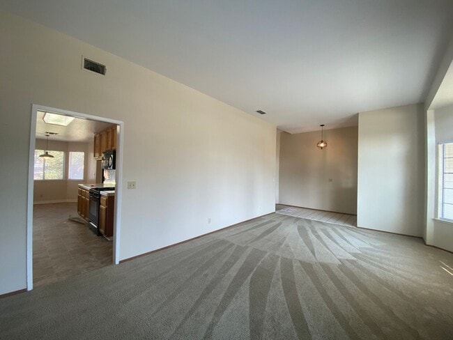 Building Photo - Great 4 bedroom near schools and parks