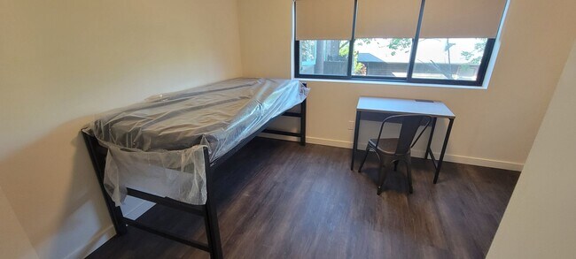 Building Photo - Single Bed Available Newly Renovated Build...