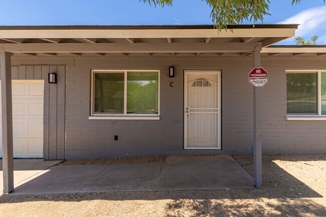Building Photo - 2 Bedroom 1 Bathroom Condo with Garage in ...