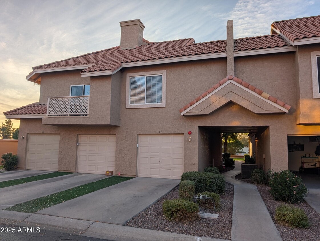 Primary Photo - 1633 E Lakeside Dr