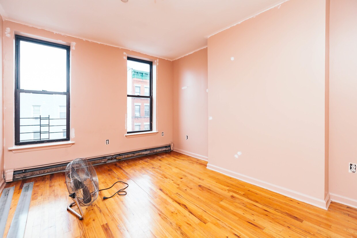 Primary Photo - 205 Knickerbocker Ave