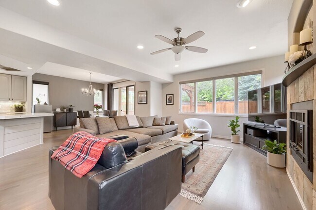 Foto del edificio - Glorious Home on A Quiet Street with Gorgeous Backyard Spaces