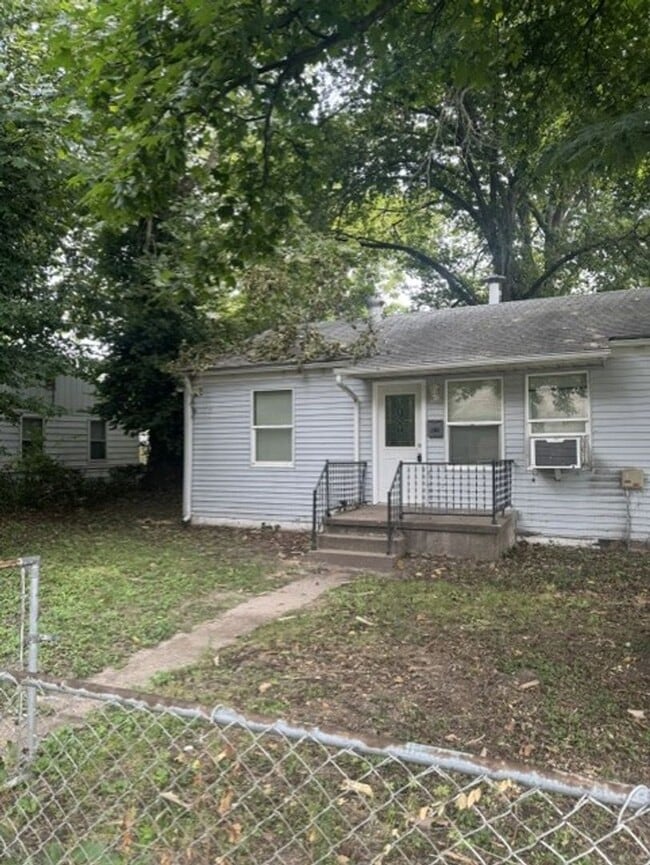 Building Photo - 300-302 Cobb St