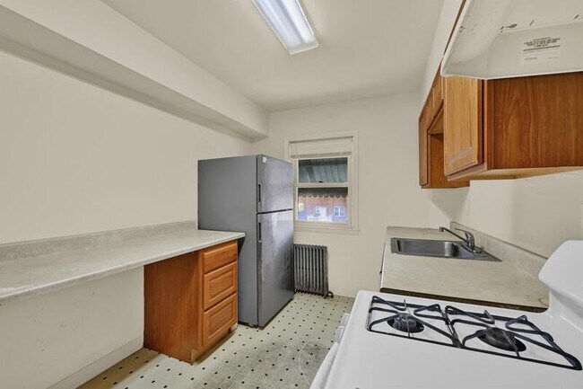 Building Photo - 1504 N Ellwood Ave