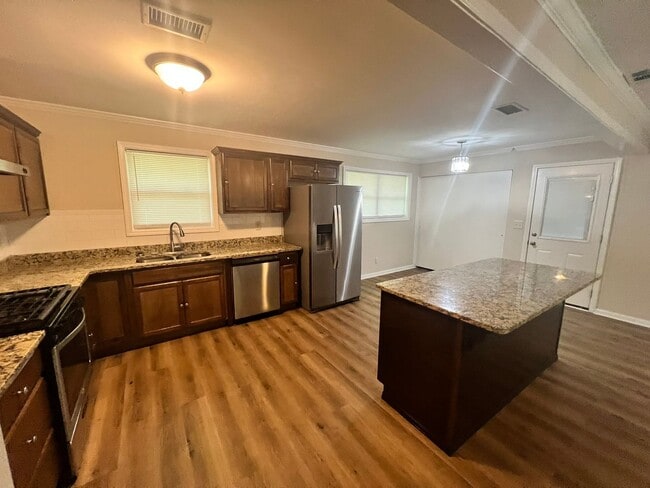 Building Photo - Beautiful Remodel!