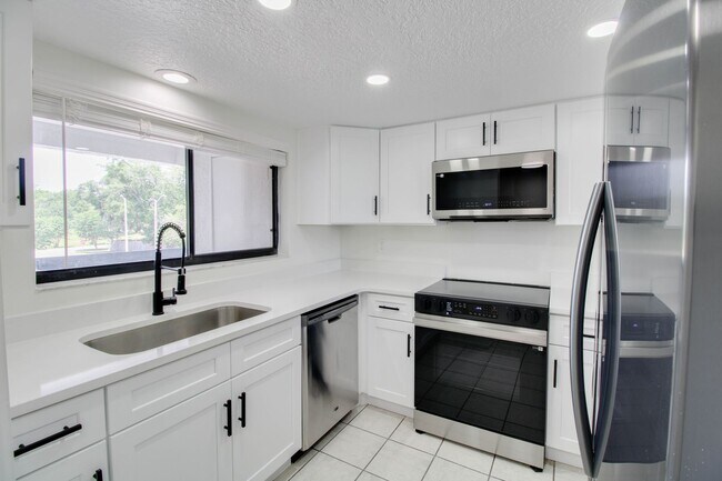 Foto del edificio - 1064 Lotus Pkwy