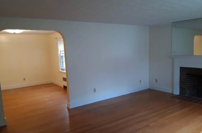 Building Photo - 33 Oak Ave