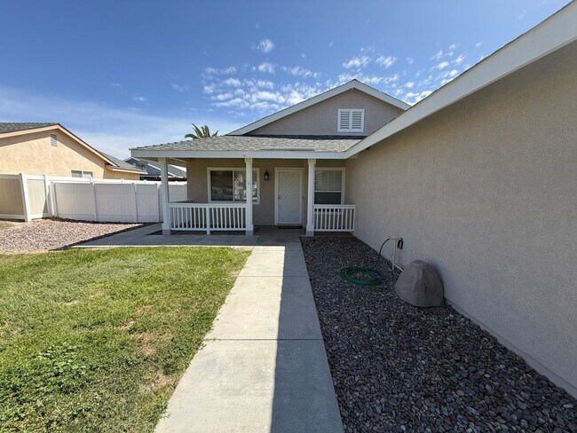 Building Photo - Remodeled Three Bedroom Two Bath in Hemet!