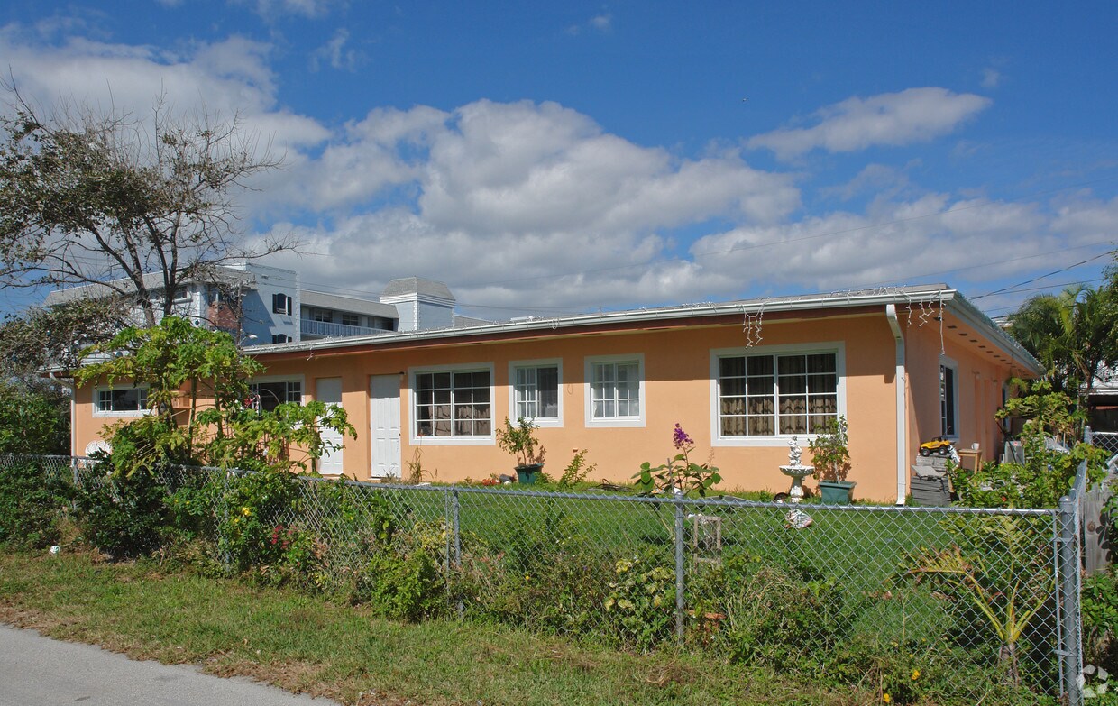 Building Photo - 700 N Riverside Dr