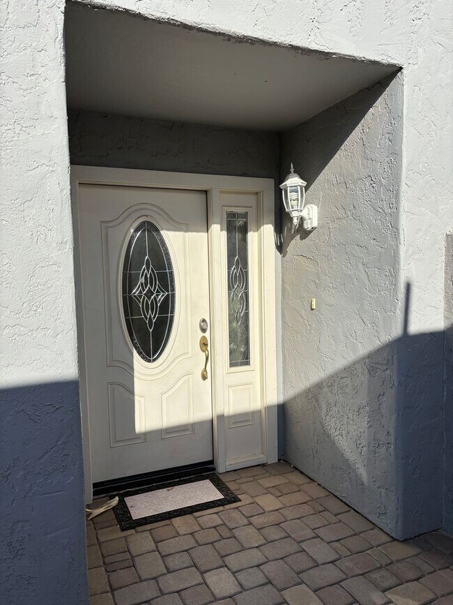 Foto del edificio - Stunning update 2 bed, 2 bath, 2 car garag...