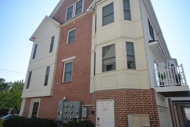 Building Photo - 14 1st St
