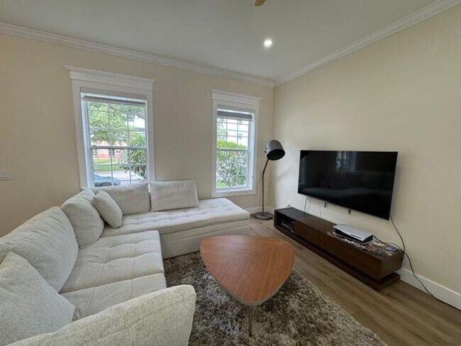 Building Photo - 4 Bedroom fully renovated Townhome in the Main Village of Celebration
