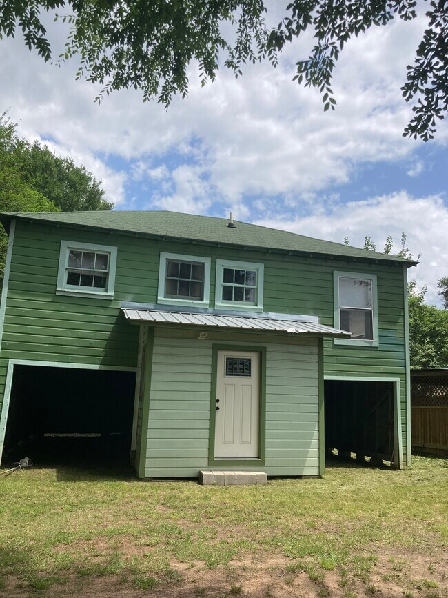 Garage Apartment - 711 Lamar Ave