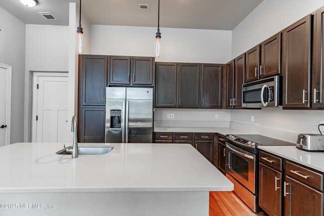 Foto del edificio - 2525 College St