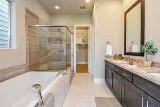 Building Photo - 1005 St Charles St