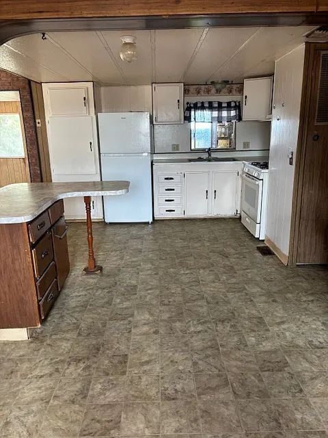 Building Photo - "Charming 3-Bedroom Haven with Cozy Fireplace in Maricopa – Spacious 2264 Sq Ft Retreat!"