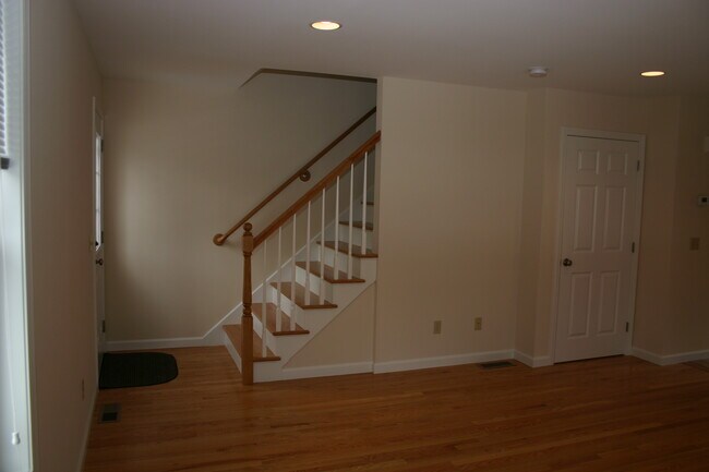 Building Photo - 20 Capen St