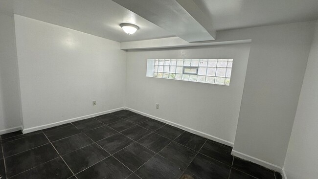 Foto del edificio - 5830 N Artesian Ave