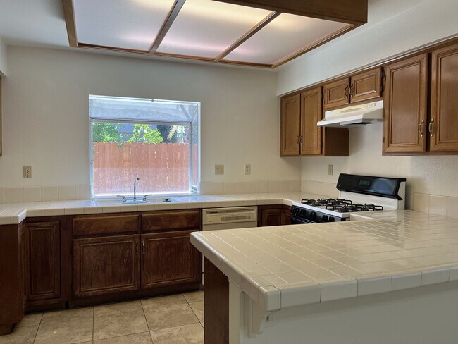 Building Photo - 4 bedroom, 2.5 bath home for rent