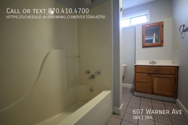 Building Photo - Recently renovated 3 bed / 2 bath house