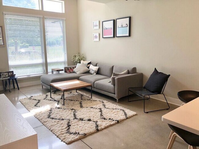 Building Photo - Modern 3 Bed 2.5 Bath Townhome Near Old Town!