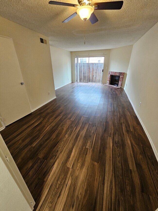 Foto del edificio - 17331 Chatsworth St