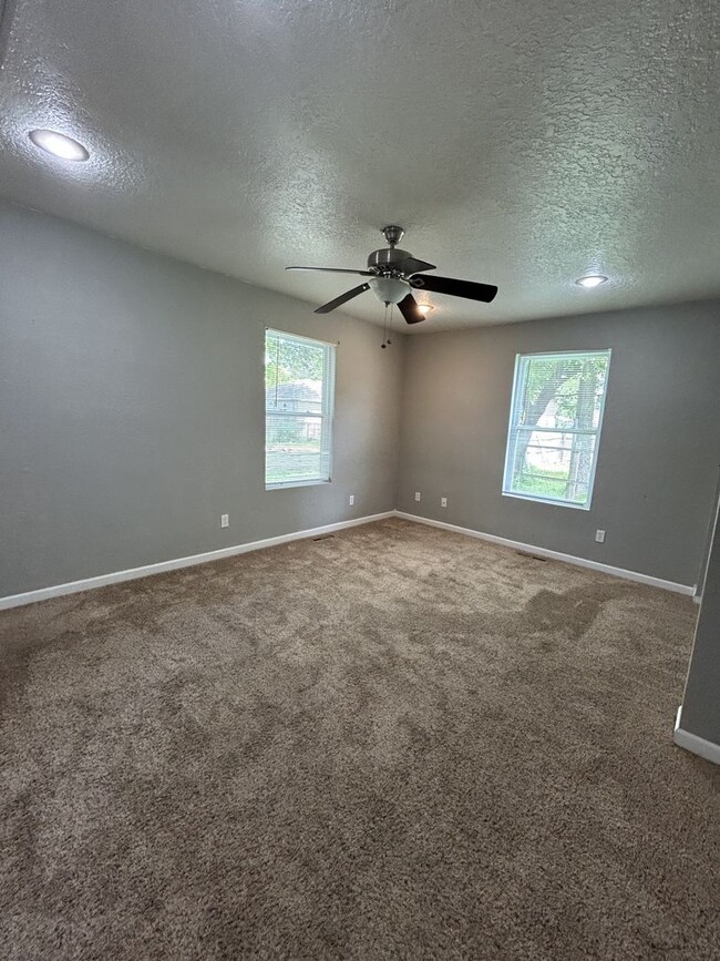 Foto del edificio - 1 BEDROOM 1 BATH AVAILABLE NOW!
